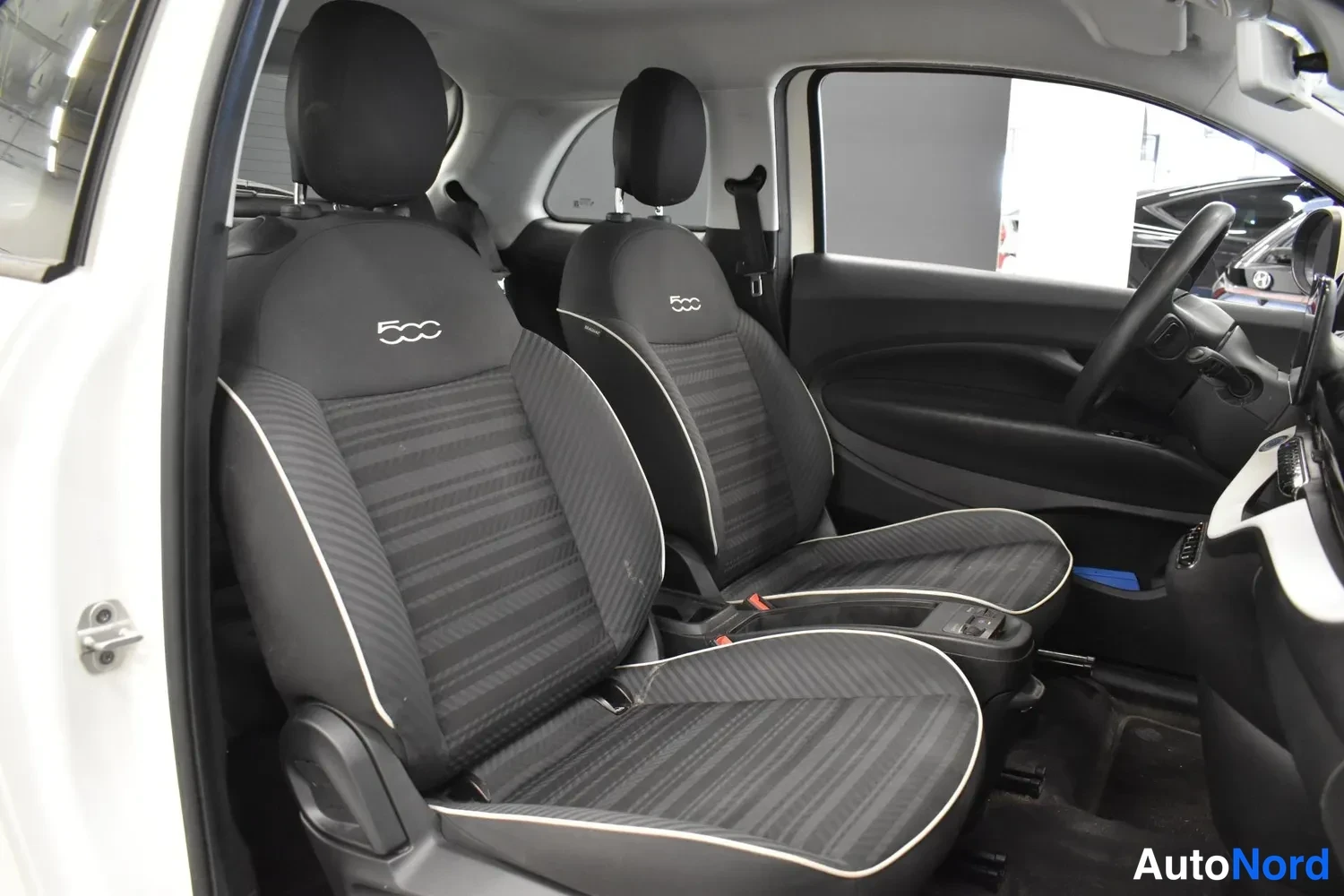 Valkoinen Fiat 500E 2022, kuva 7