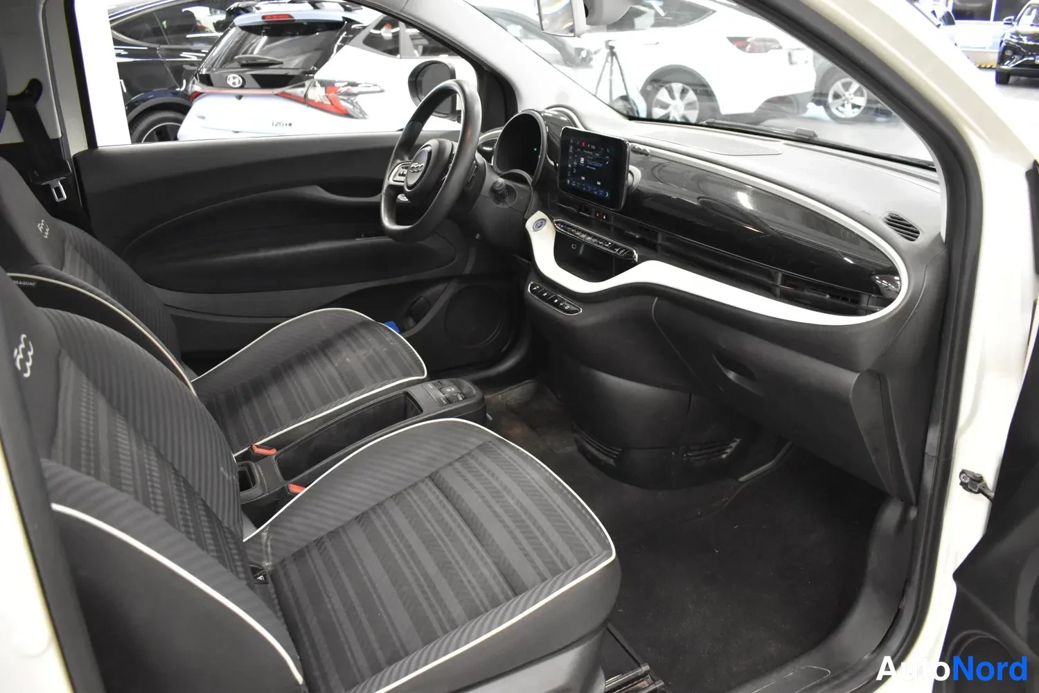 Valkoinen Fiat 500E 2022, kuva 8