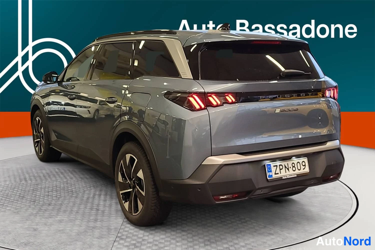 Grå Peugeot E-5008 2025, snett bakifrån, bild 6