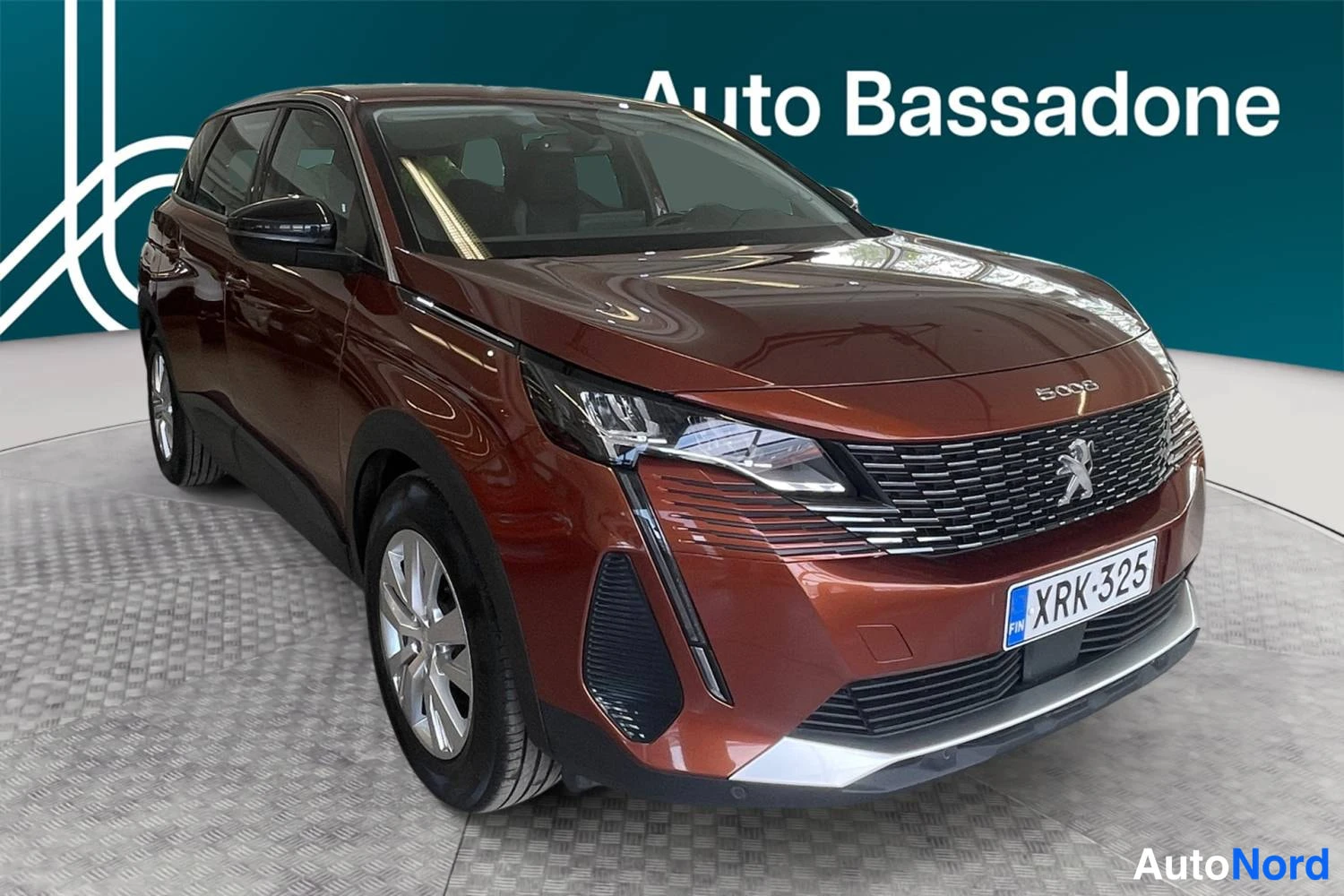Ruskea Peugeot 5008 2022, etuviisto, keula oikealle, kuva 2