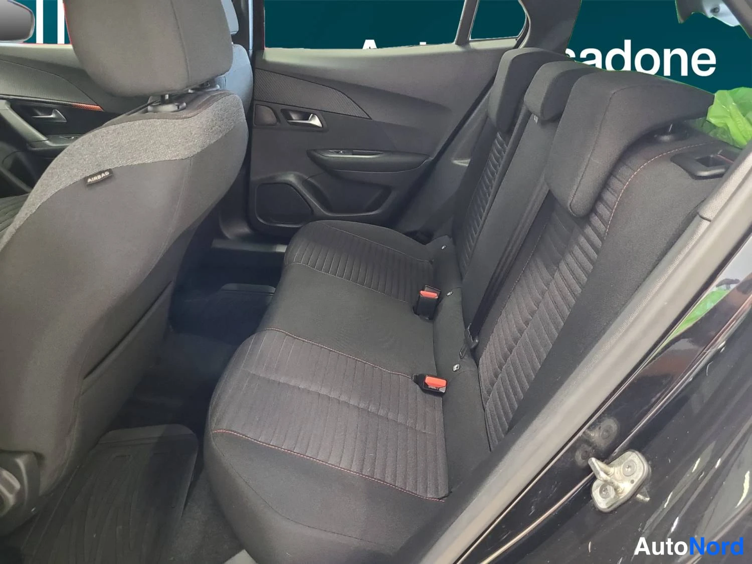 Musta Peugeot 2008 2020, takaistuimet, kuva 13
