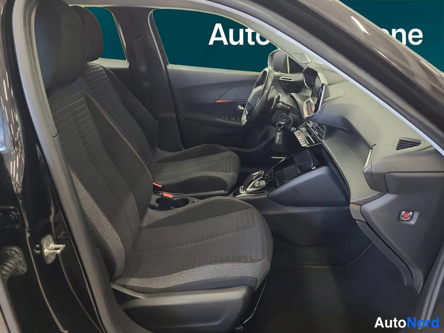 Musta Peugeot 2008 2020, etuistuimet, kuva 12