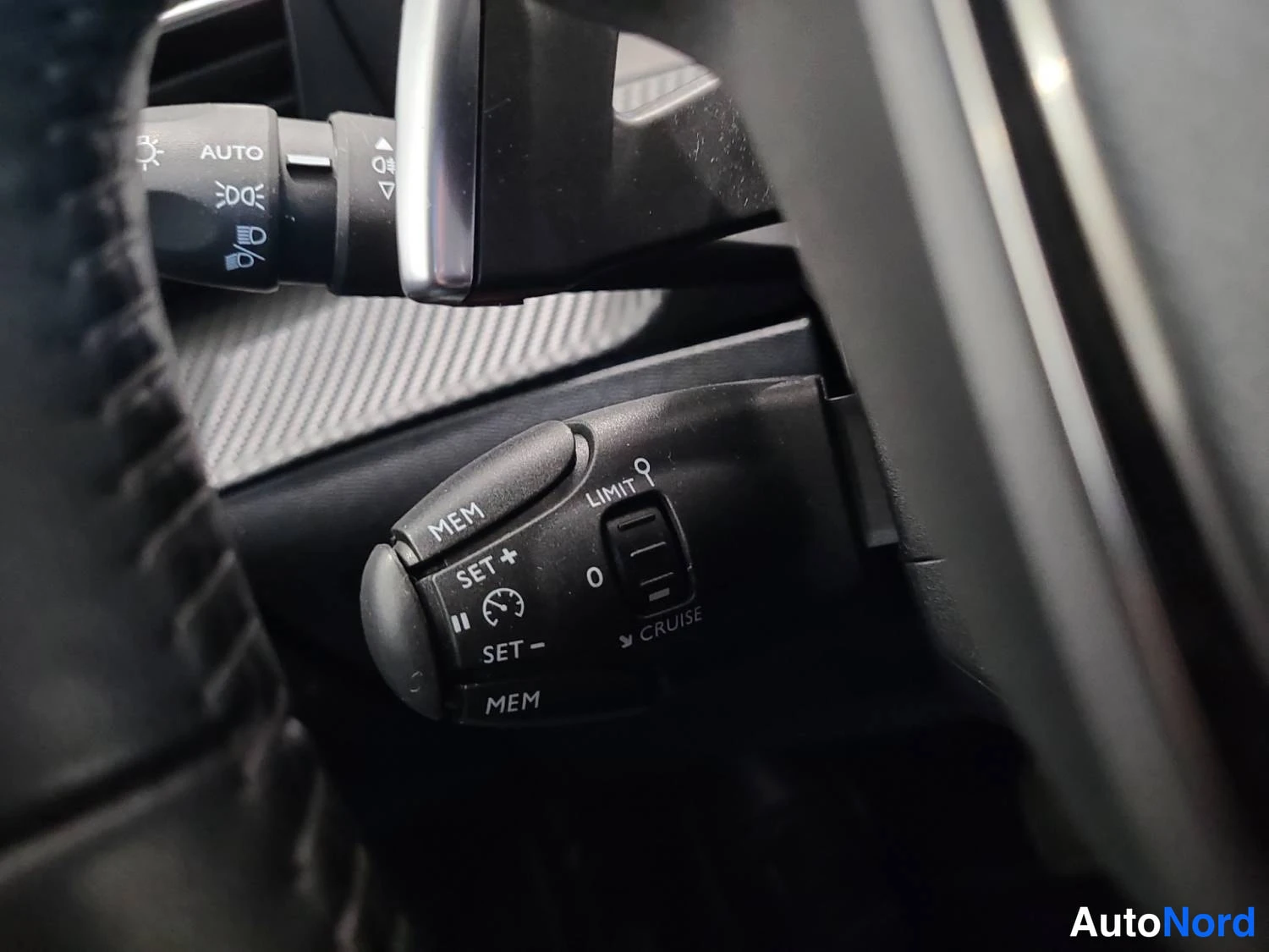 Musta Peugeot 2008 2020, yksityiskohta, kuva 18