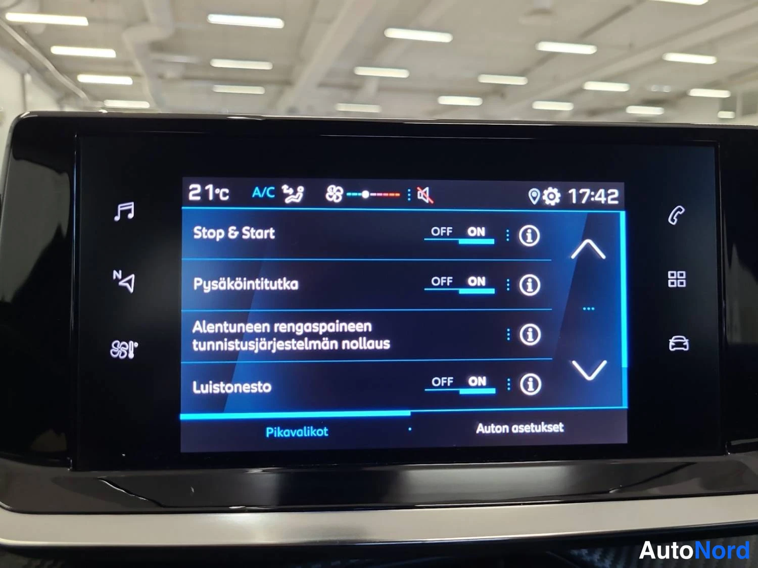 Musta Peugeot 2008 2020, yksityiskohta, kuva 20