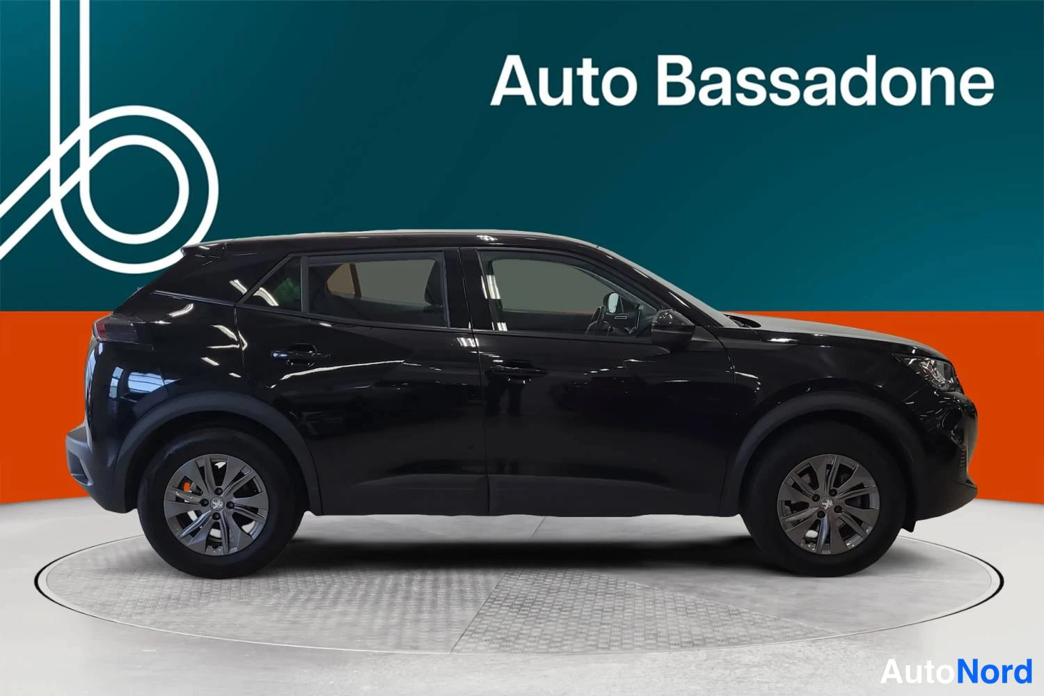 Musta Peugeot 2008 2020, sivulta, kuva 4