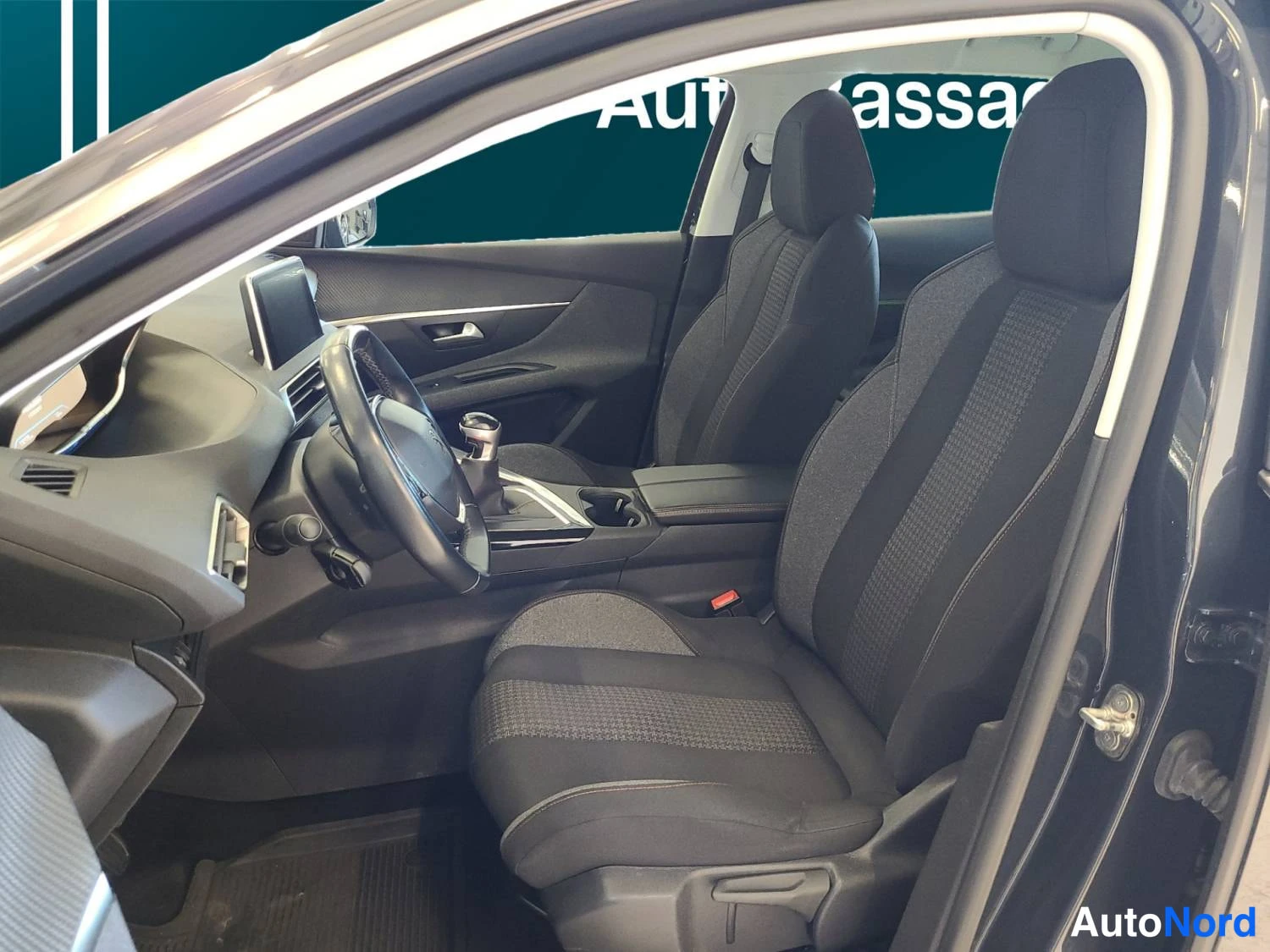 Musta Peugeot 3008 2019, etuistuimet, kuva 12