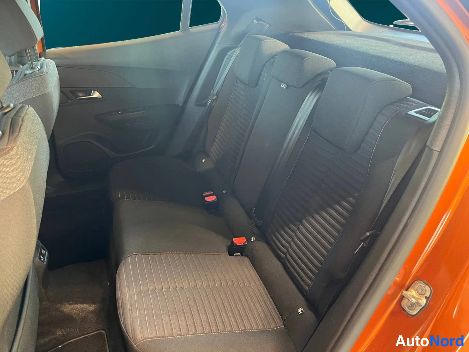 Oranssi Peugeot E-2008 2023, kuva 13