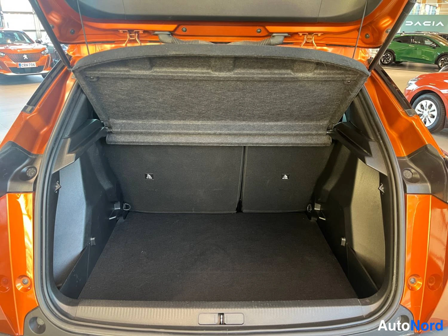 Oranssi Peugeot E-2008 2023, kuva 14