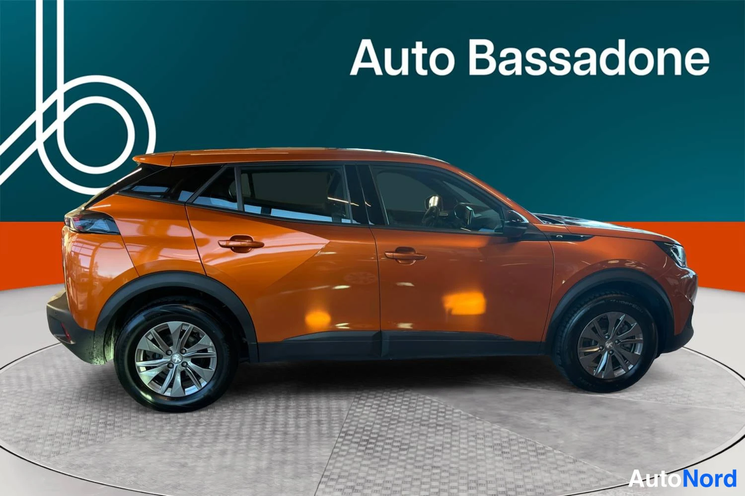 Oranssi Peugeot E-2008 2023, kuva 2