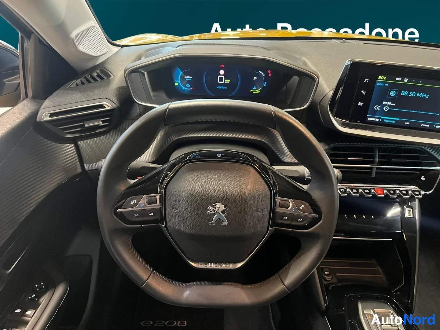 Keltainen Peugeot E-208 2022, ohjaamo, kuva 11