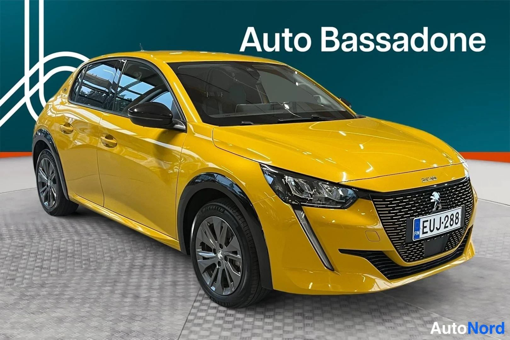 Keltainen Peugeot E-208 2022, etuviisto, keula oikealle, kuva 3
