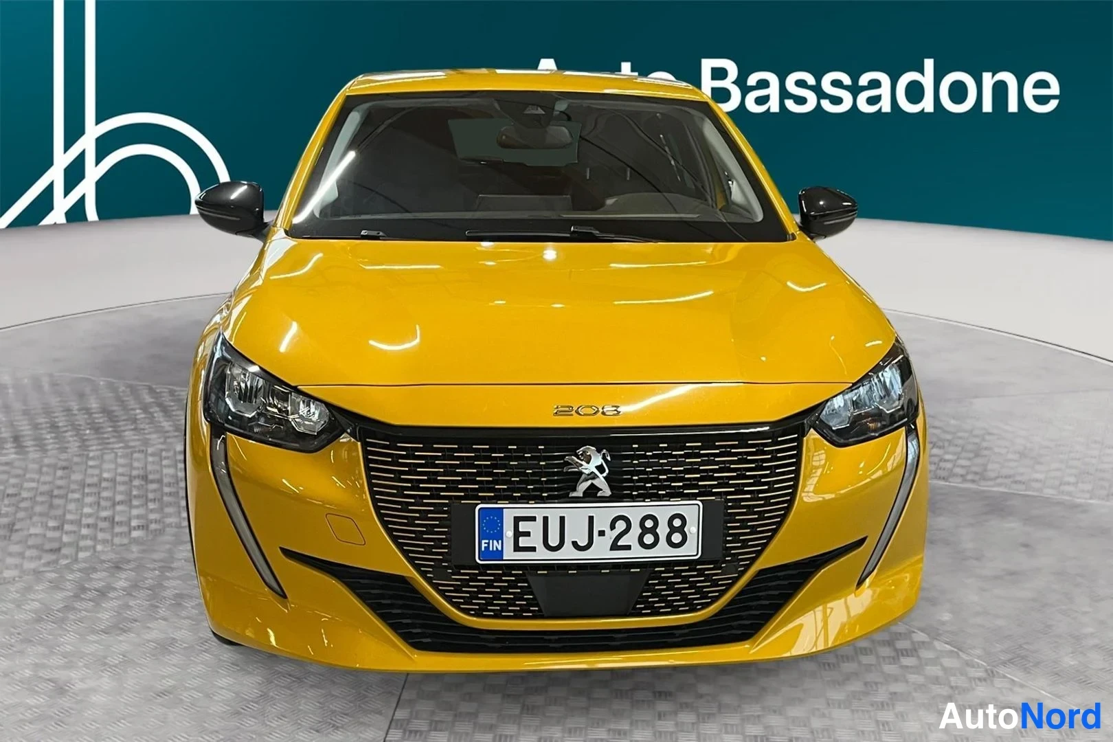 Keltainen Peugeot E-208 2022, edestä, kuva 4