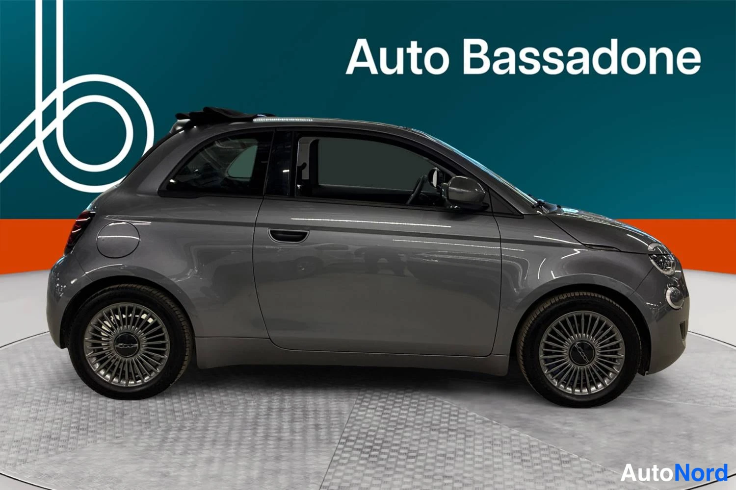 Hopea Fiat 500e 2022, sivulta, kuva 6