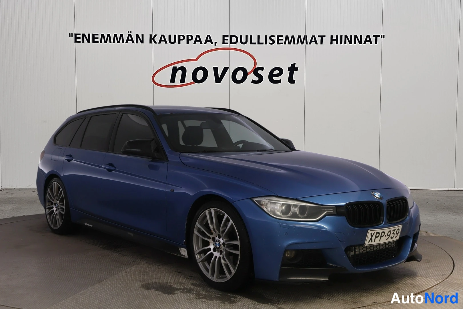 Sininen BMW 320d xDrive 2014, etuviisto, keula oikealle, kuva 2