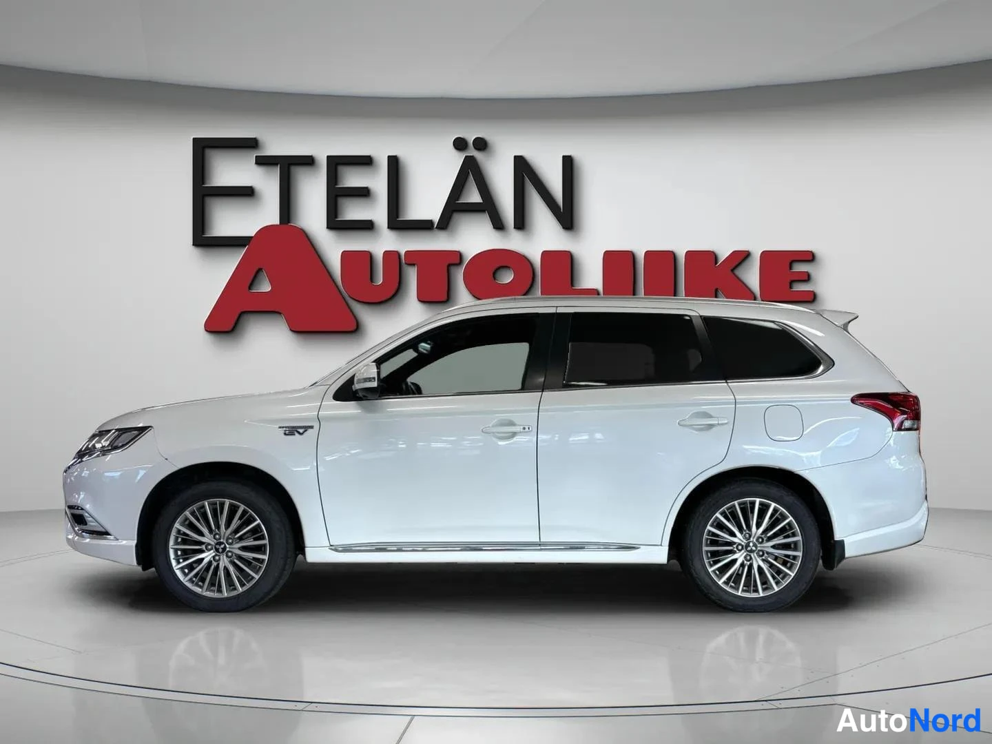 Valkoinen Mitsubishi Outlander PHEV 2019, etuviisto, keula vasemmalle, kuva 2
