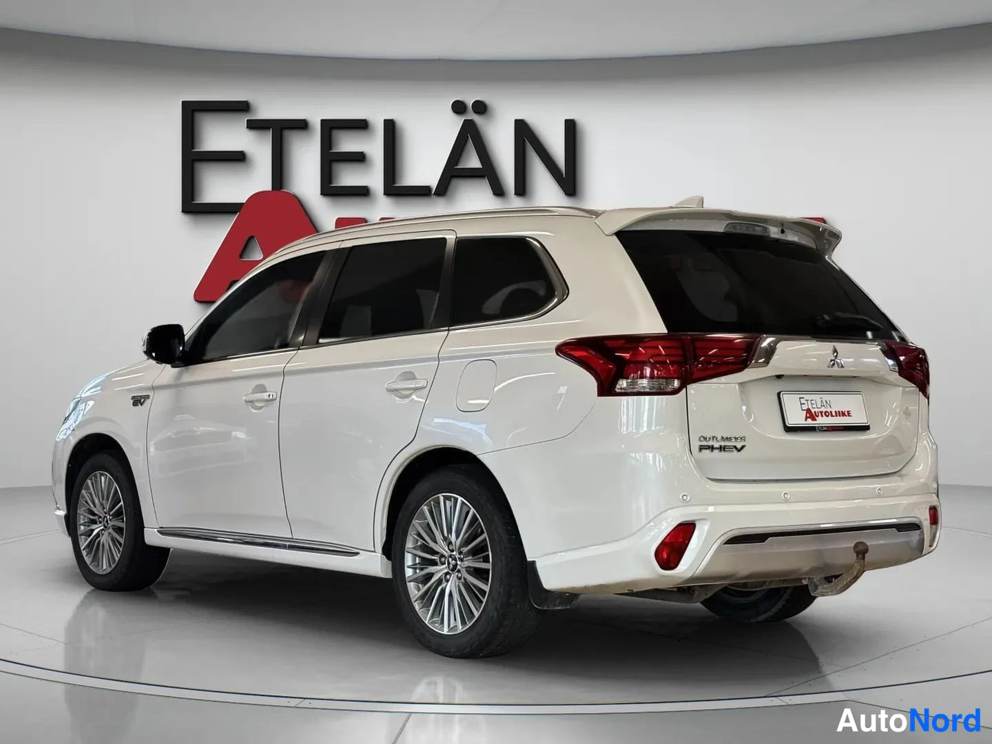 Valkoinen Mitsubishi Outlander PHEV 2019, takaviisto, kuva 5