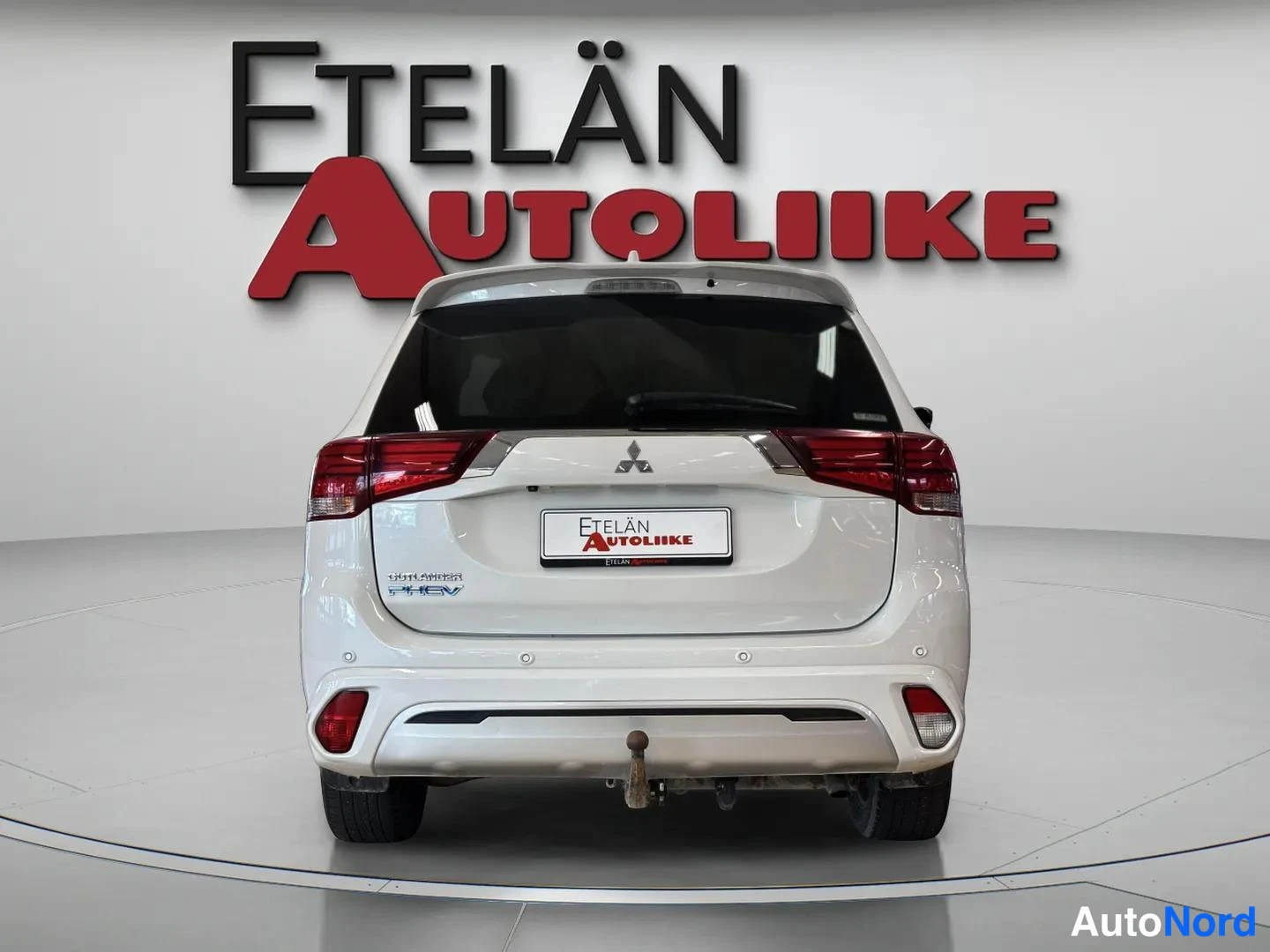Valkoinen Mitsubishi Outlander PHEV 2019, takaa, kuva 7