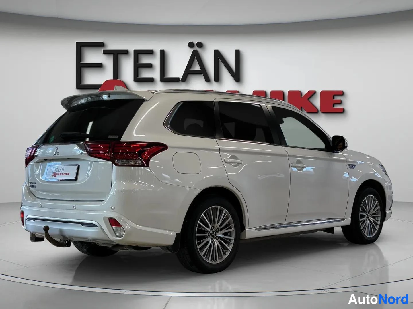 Valkoinen Mitsubishi Outlander PHEV 2019, takaviisto, kuva 6