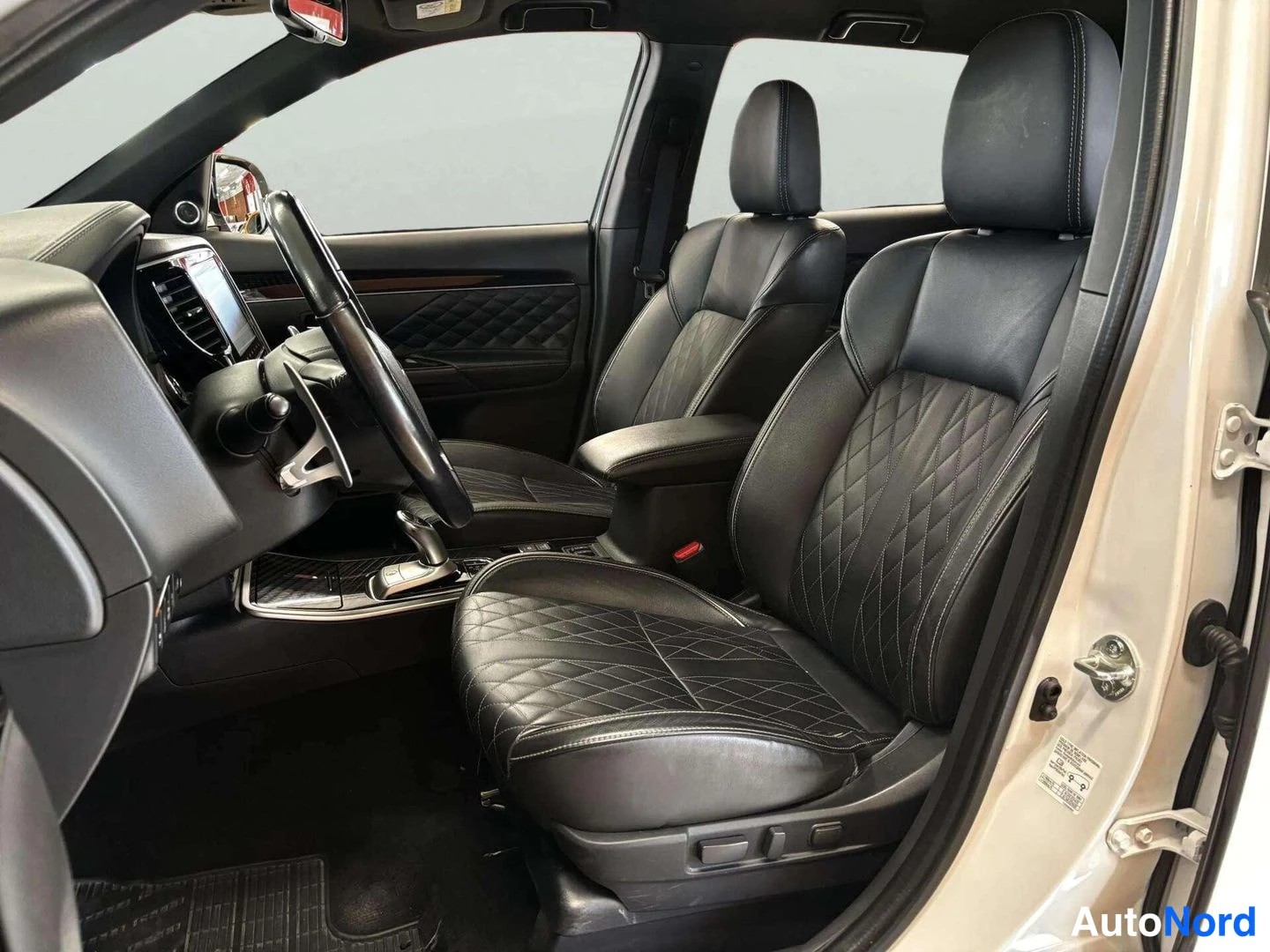 Valkoinen Mitsubishi Outlander PHEV 2019, etuistuimet, kuva 13