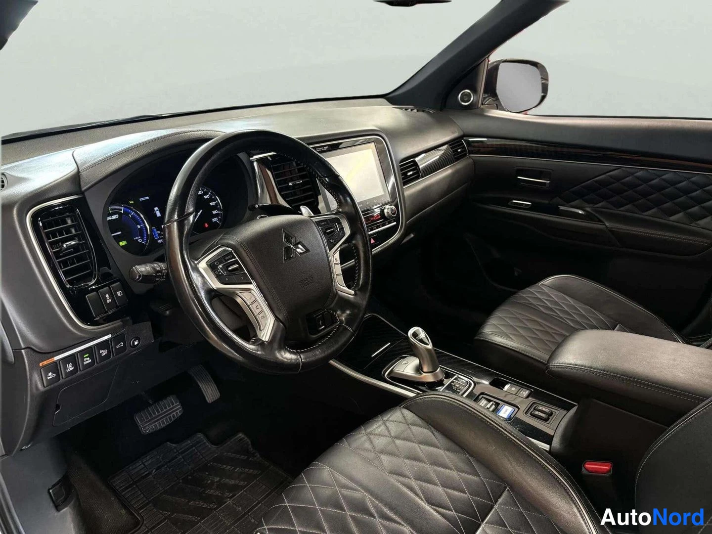 Valkoinen Mitsubishi Outlander PHEV 2019, ohjaamo, kuva 8
