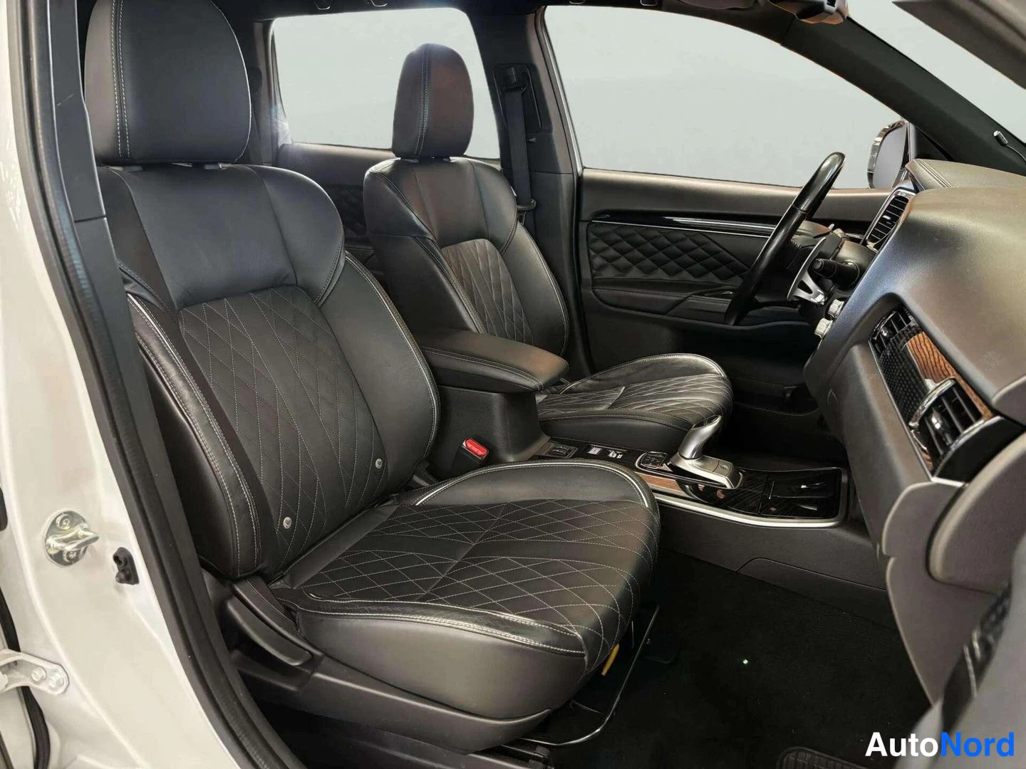 Valkoinen Mitsubishi Outlander PHEV 2019, etuistuimet, kuva 14