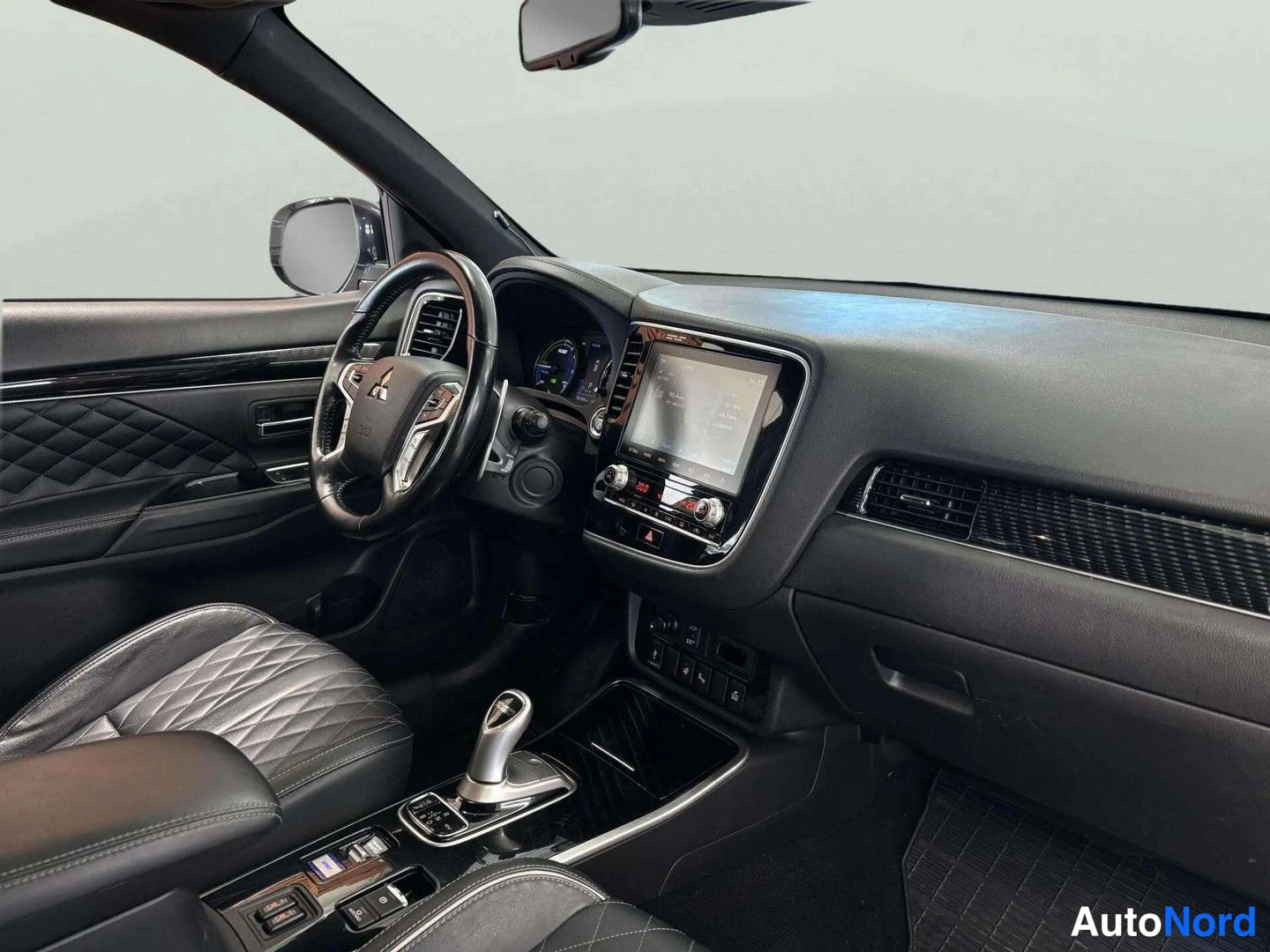 Valkoinen Mitsubishi Outlander PHEV 2019, ohjaamo, kuva 9