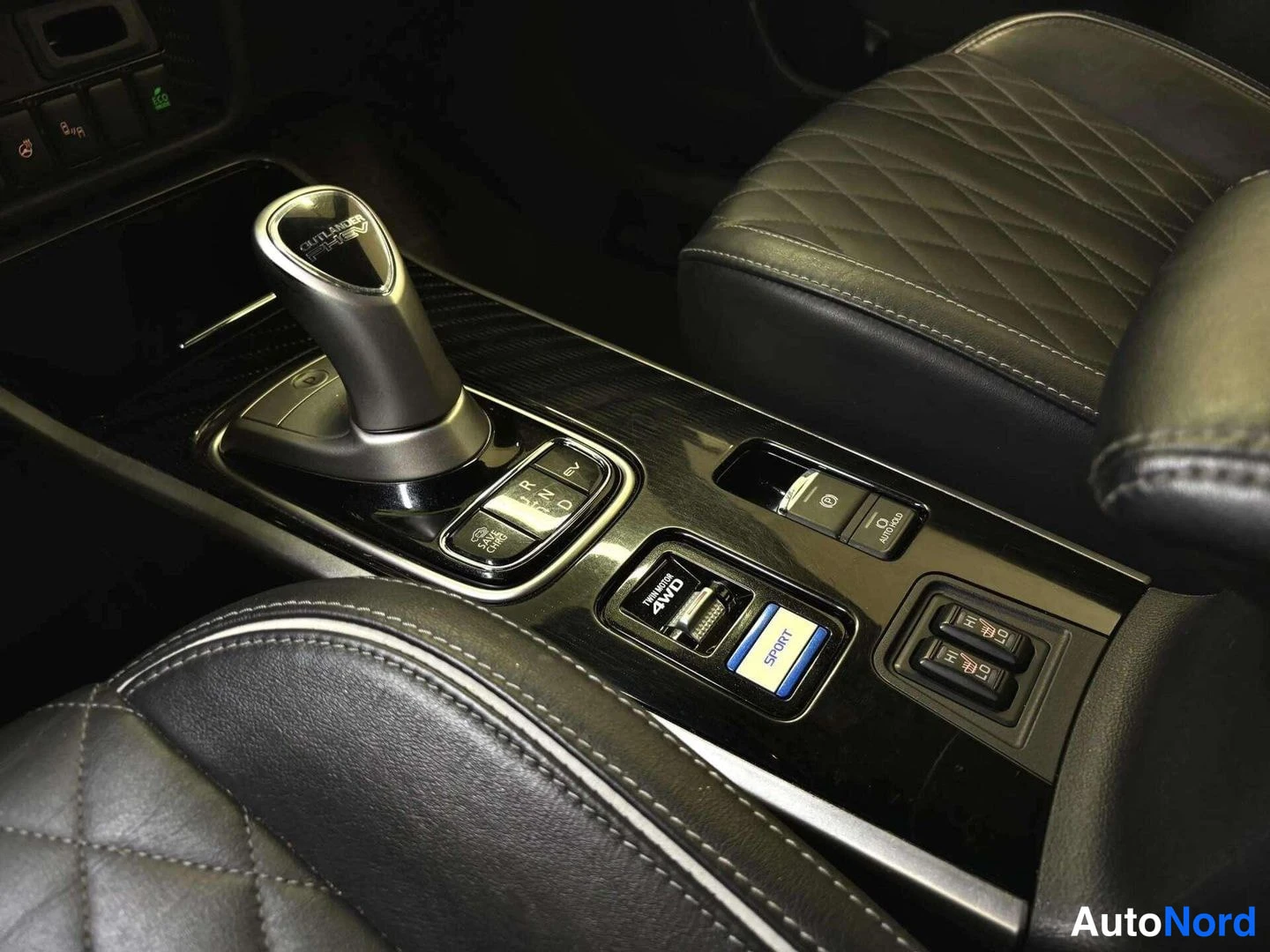 Valkoinen Mitsubishi Outlander PHEV 2019, yksityiskohta, kuva 28