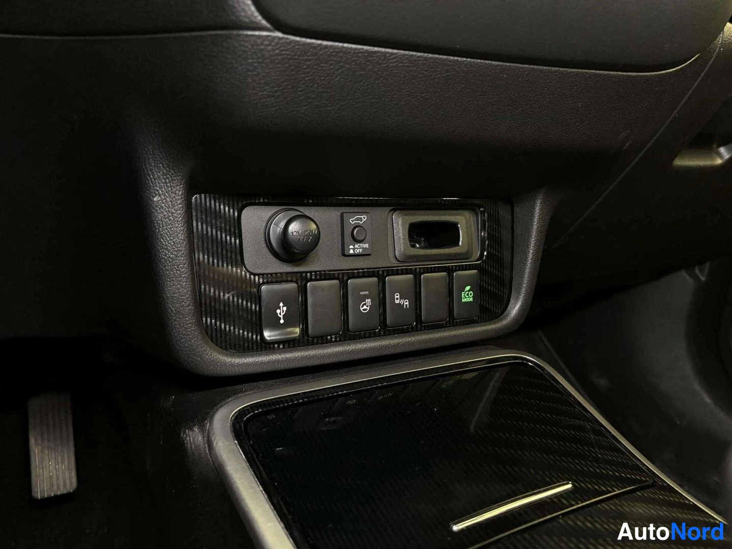 Valkoinen Mitsubishi Outlander PHEV 2019, yksityiskohta, kuva 20