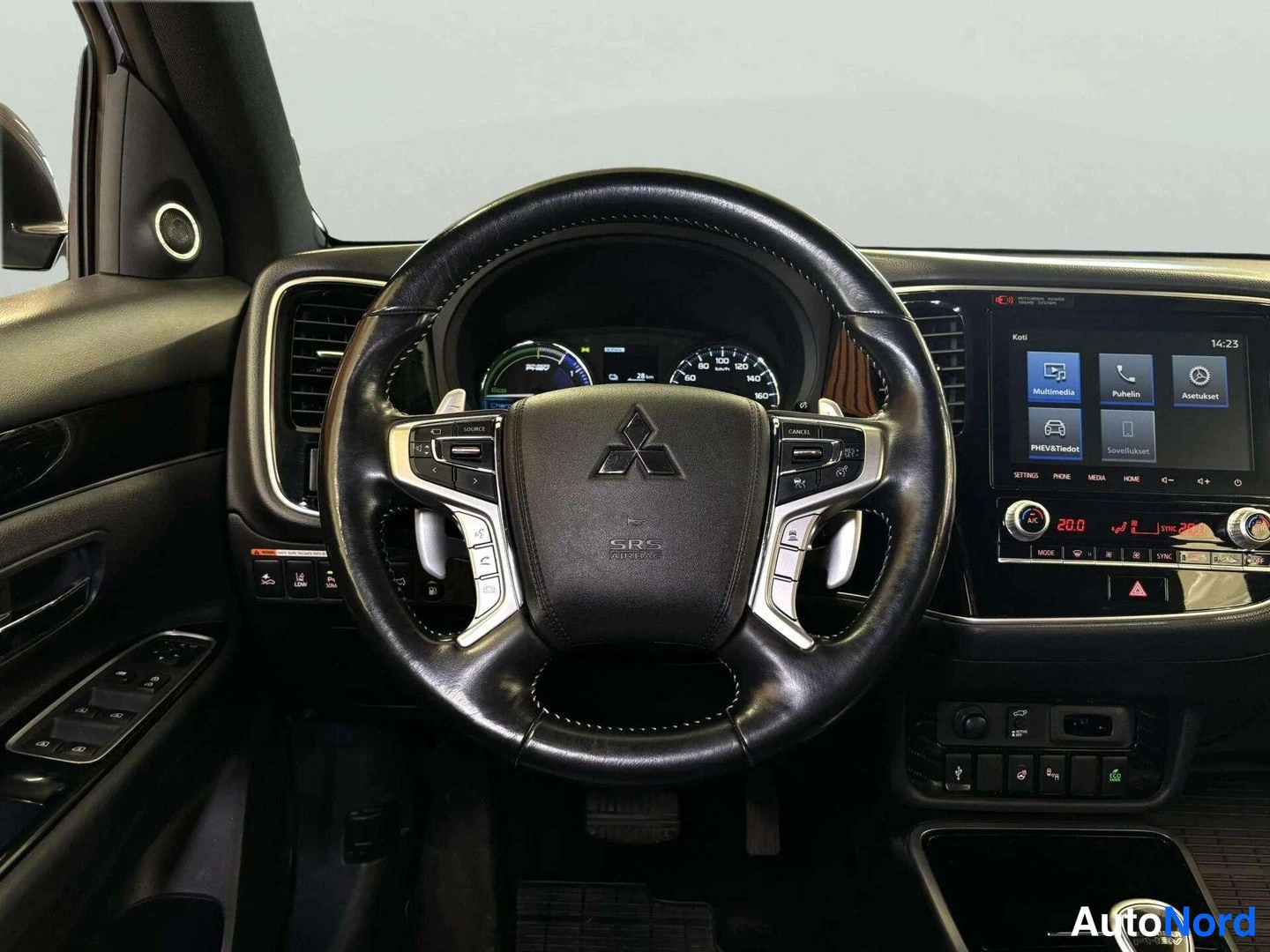 Valkoinen Mitsubishi Outlander PHEV 2019, ohjaamo, kuva 12