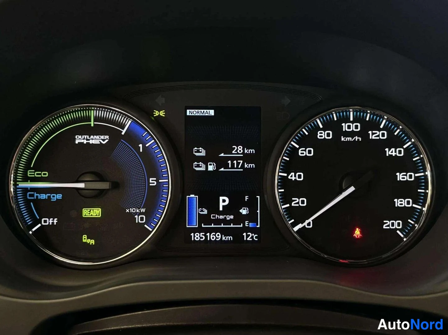 Valkoinen Mitsubishi Outlander PHEV 2019, yksityiskohta, kuva 23