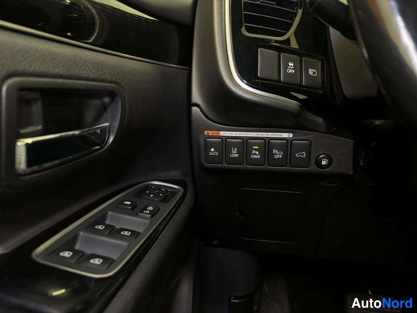 Valkoinen Mitsubishi Outlander PHEV 2019, yksityiskohta, kuva 24