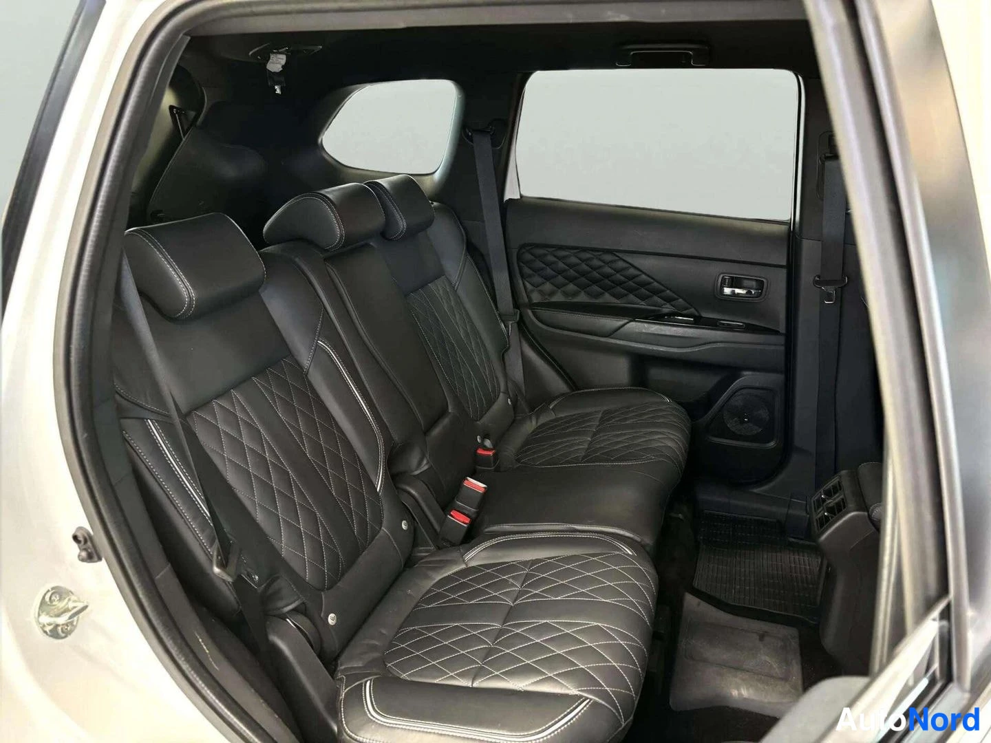 Valkoinen Mitsubishi Outlander PHEV 2019, takaistuimet, kuva 15