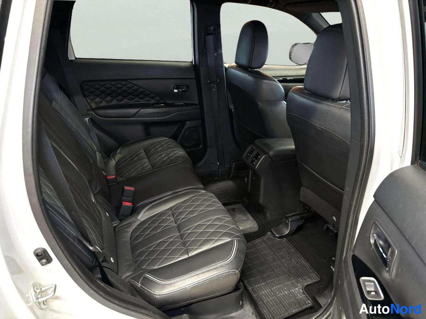 Valkoinen Mitsubishi Outlander PHEV 2019, takaistuimet, kuva 16