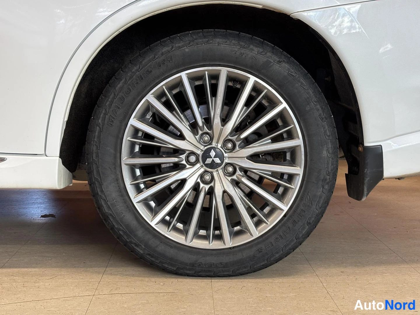Valkoinen Mitsubishi Outlander PHEV 2019, yksityiskohta, kuva 25