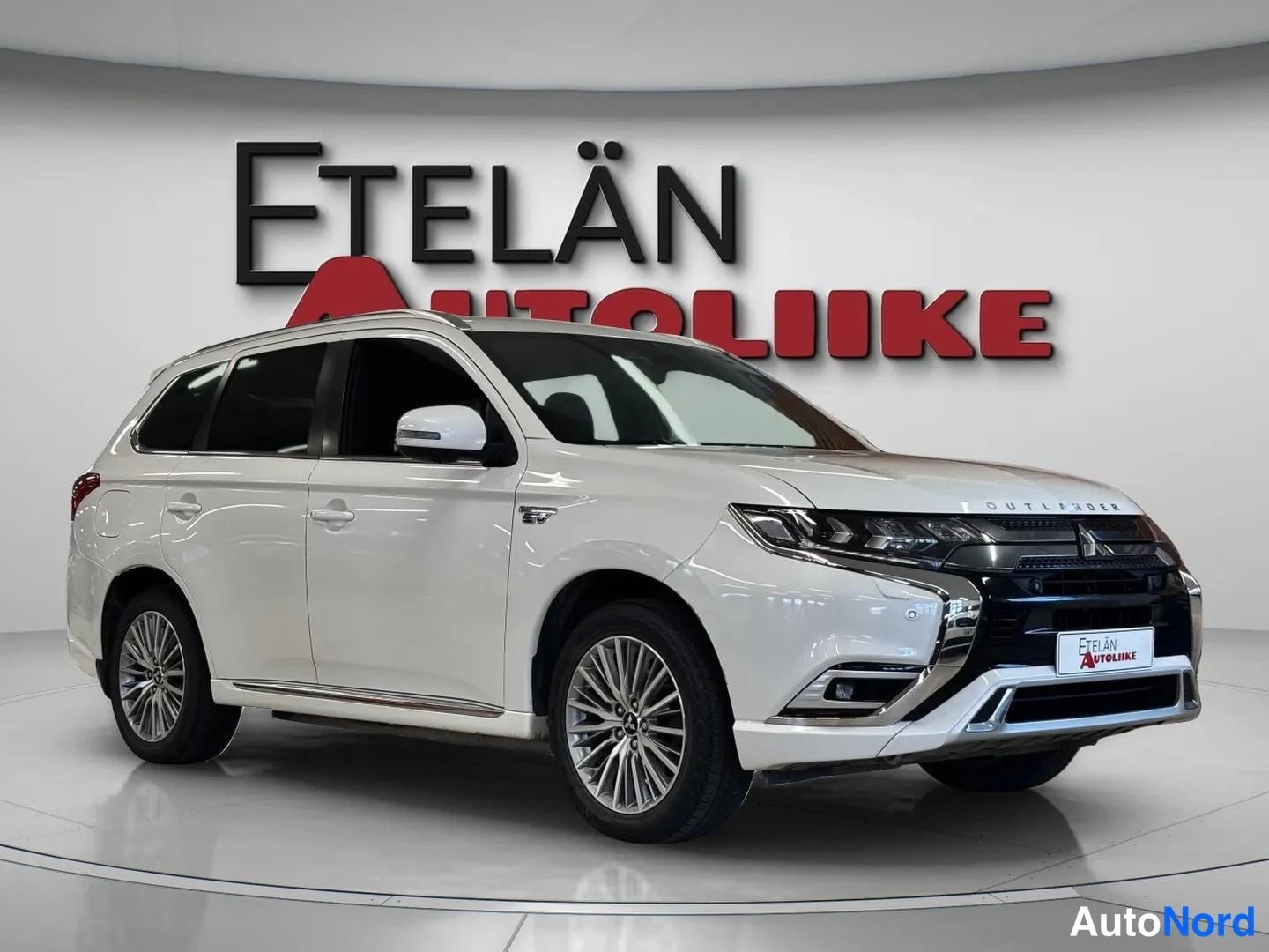 Valkoinen Mitsubishi Outlander PHEV 2019, etuviisto, keula oikealle, kuva 3