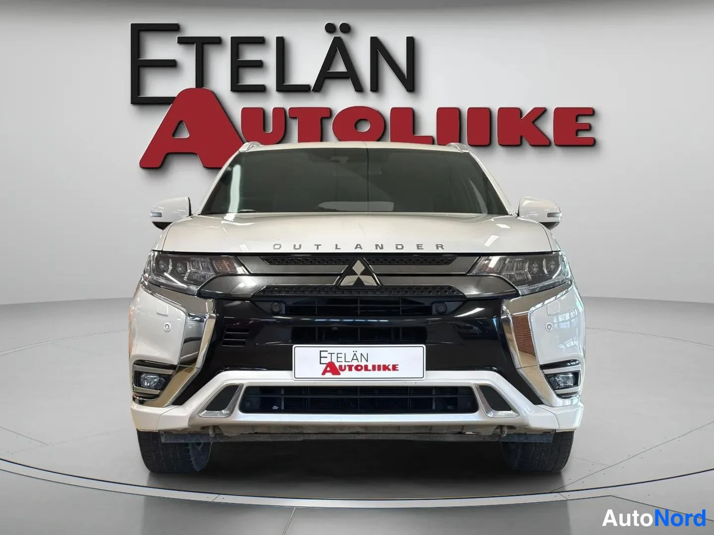 Valkoinen Mitsubishi Outlander PHEV 2019, edestä, kuva 4