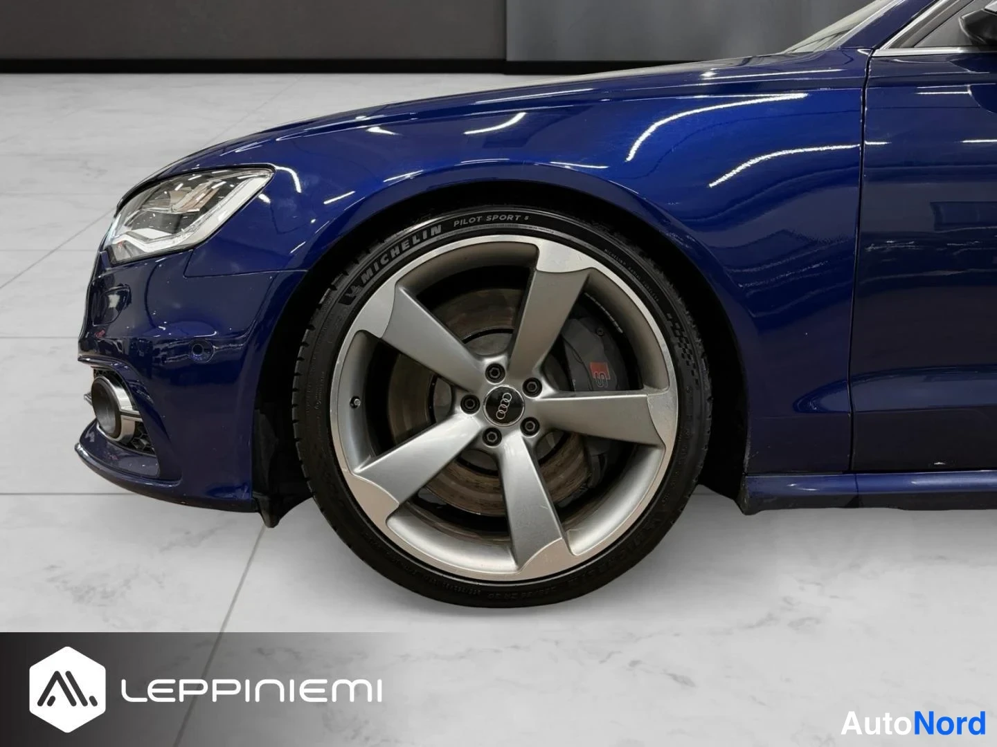 Sininen Audi S6 2013, etuviisto, keula vasemmalle, kuva 3