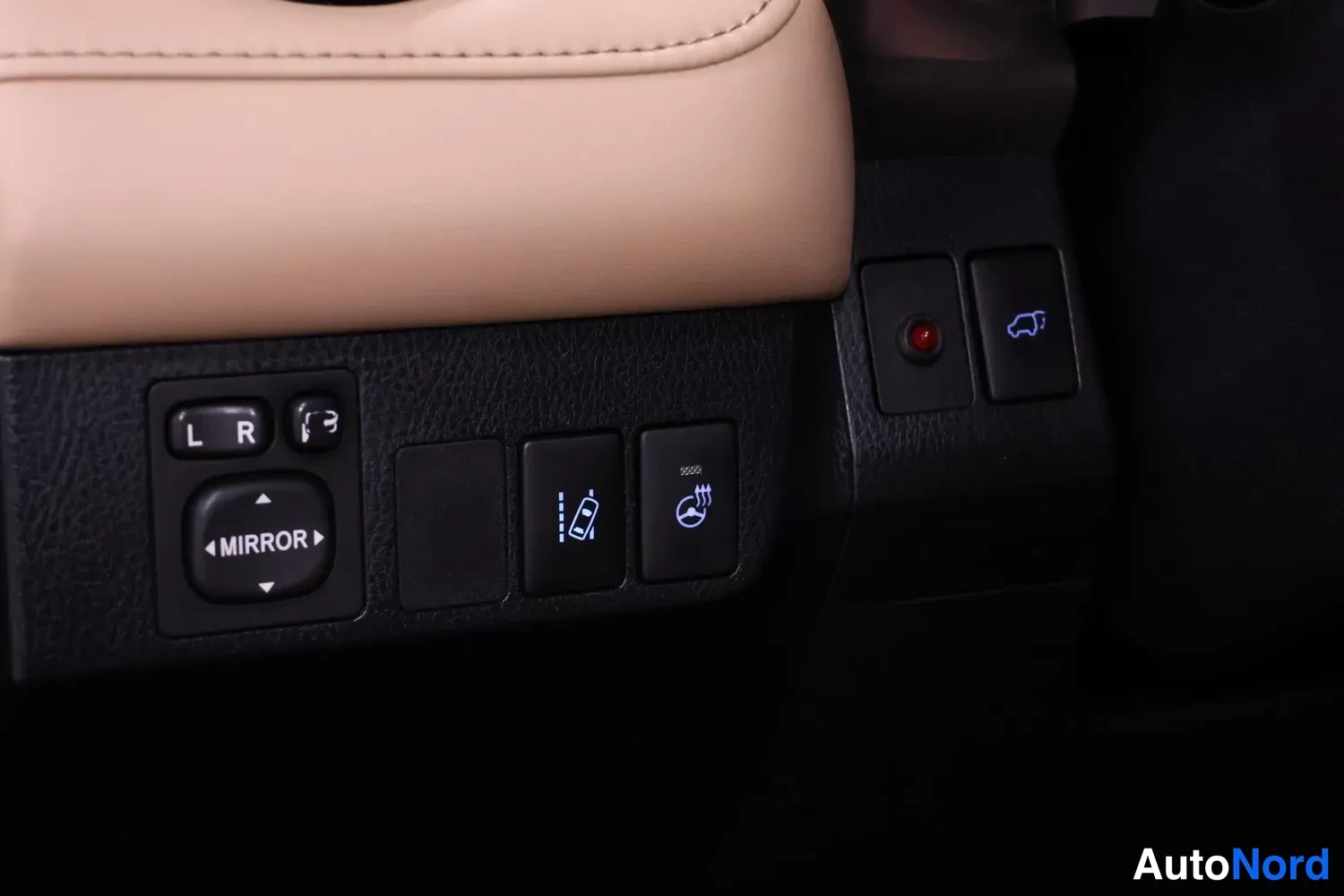 Punainen Toyota RAV4 2018, kuva 9