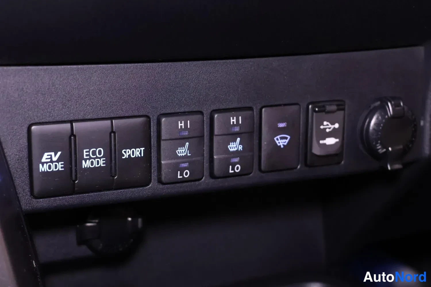 Punainen Toyota RAV4 2018, kuva 18