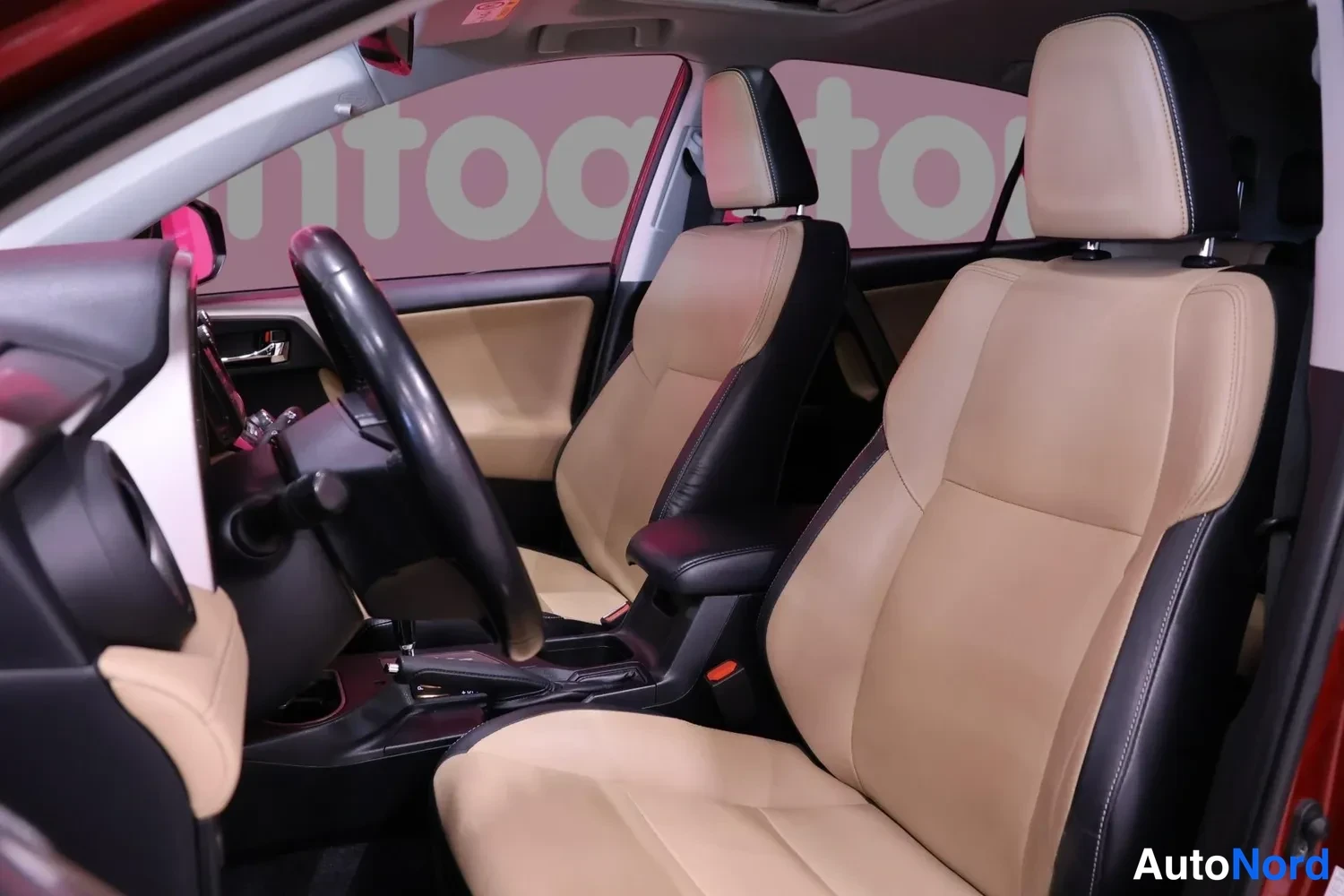 Punainen Toyota RAV4 2018, kuva 22