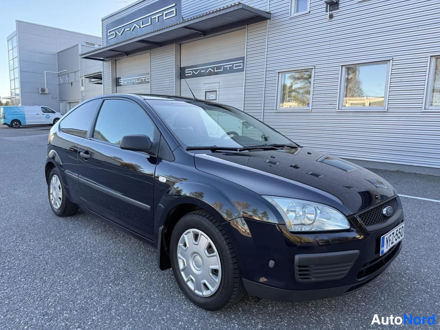 Sininen Ford Focus 2005, etuviisto, keula oikealle, kuva 2
