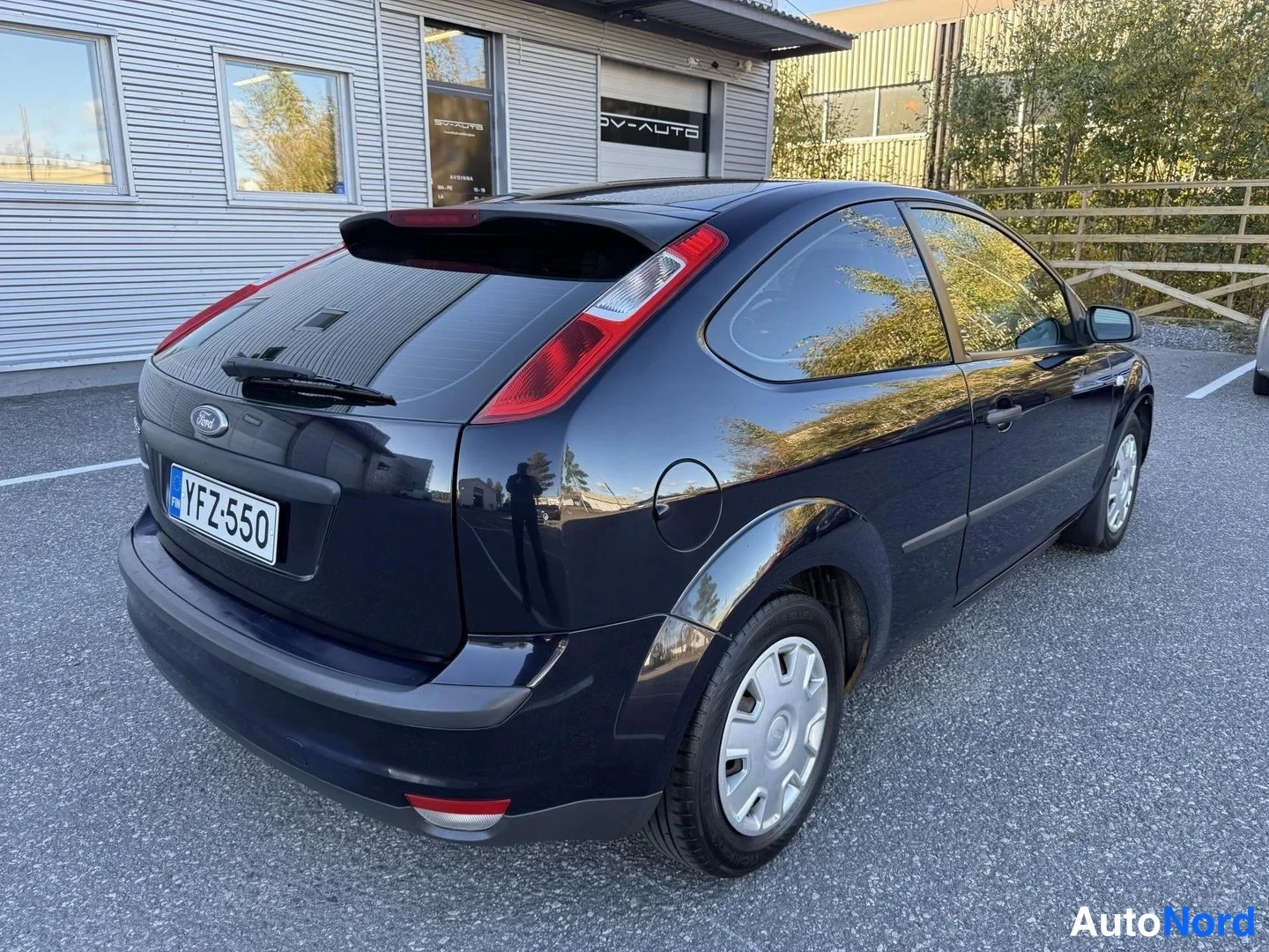 Sininen Ford Focus 2005, takaviisto, kuva 5