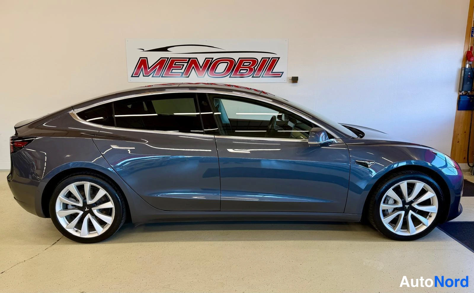 Grey Tesla Model 3 2020, side, photo 4