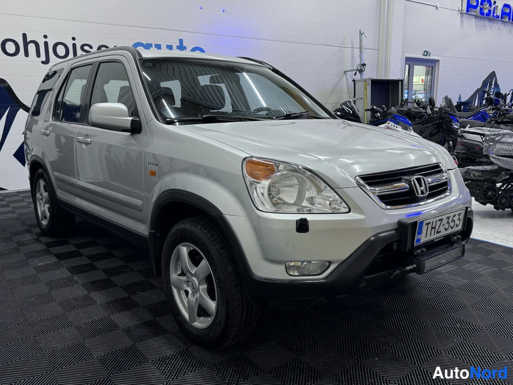 Silver Honda CR-V 2002, front three-quarter, nose to the right, photo 2