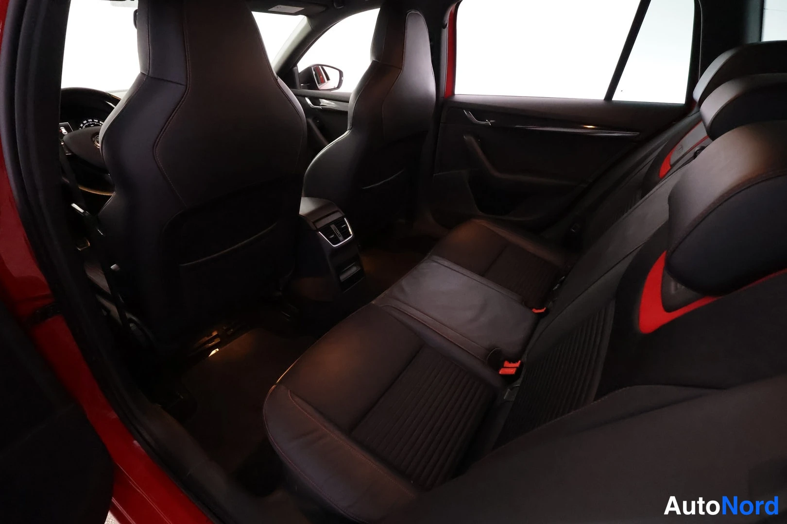 Punainen Skoda Octavia 2014, kuva 39