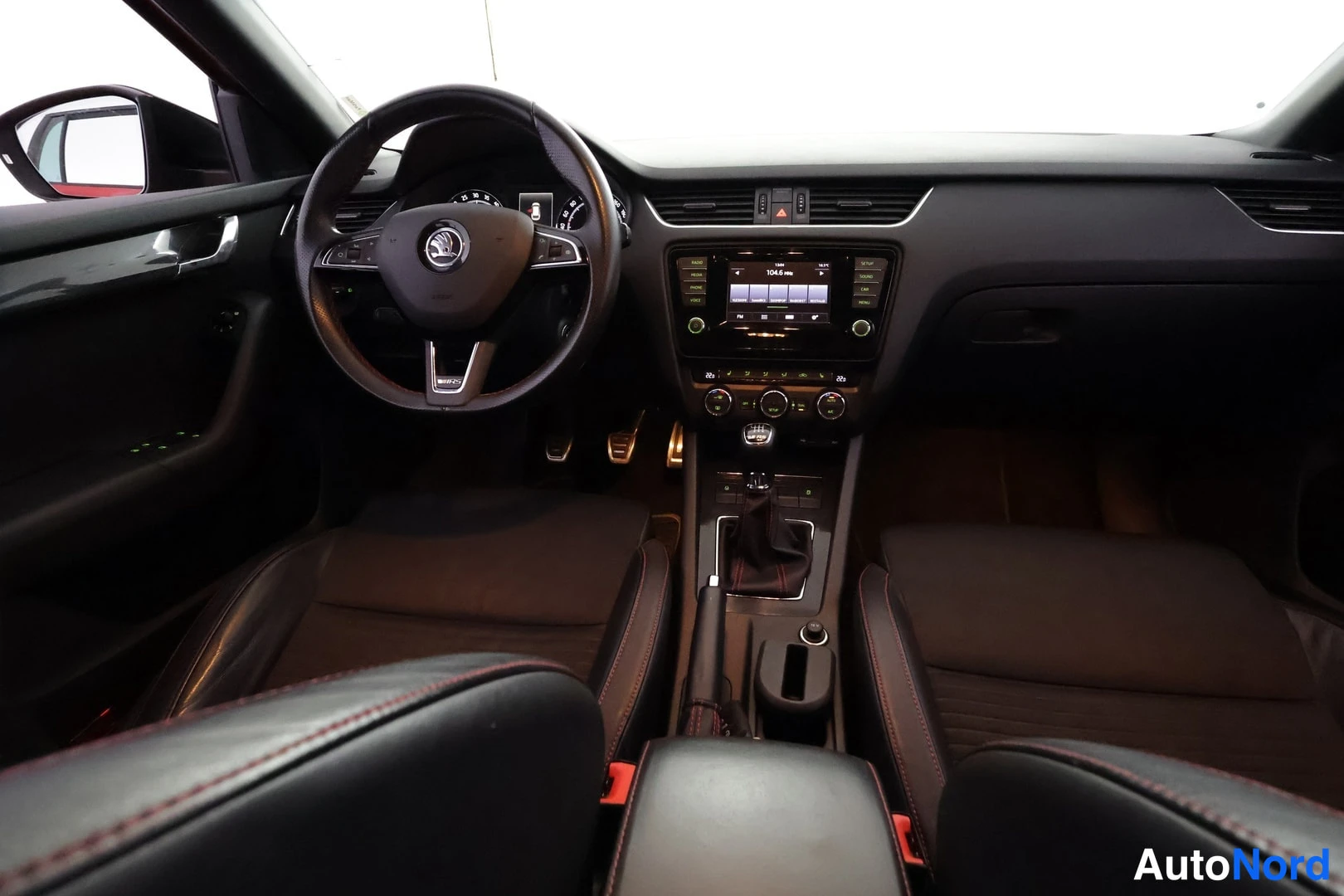 Punainen Skoda Octavia 2014, kuva 15