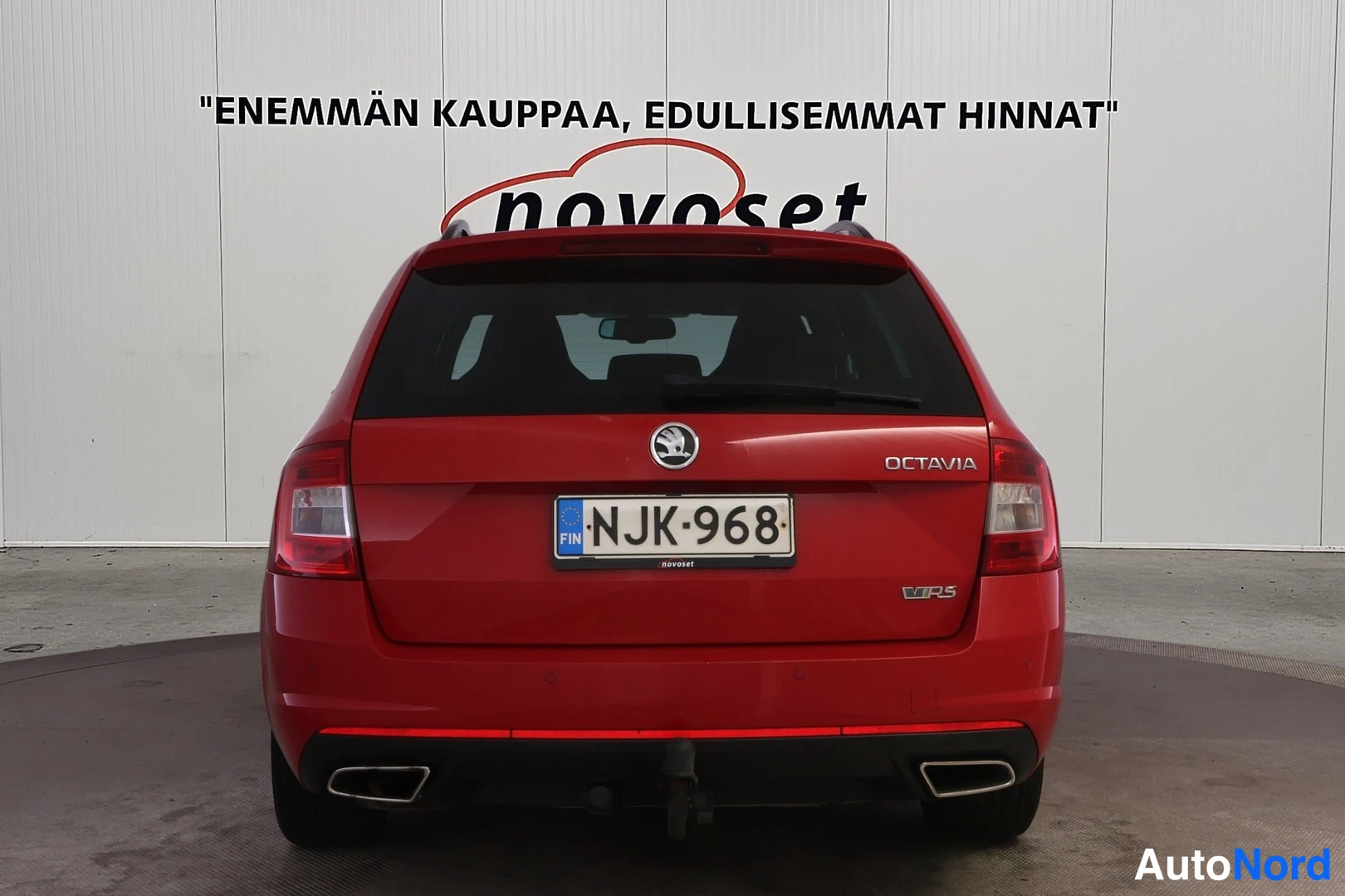 Punainen Skoda Octavia 2014, takaa, kuva 6
