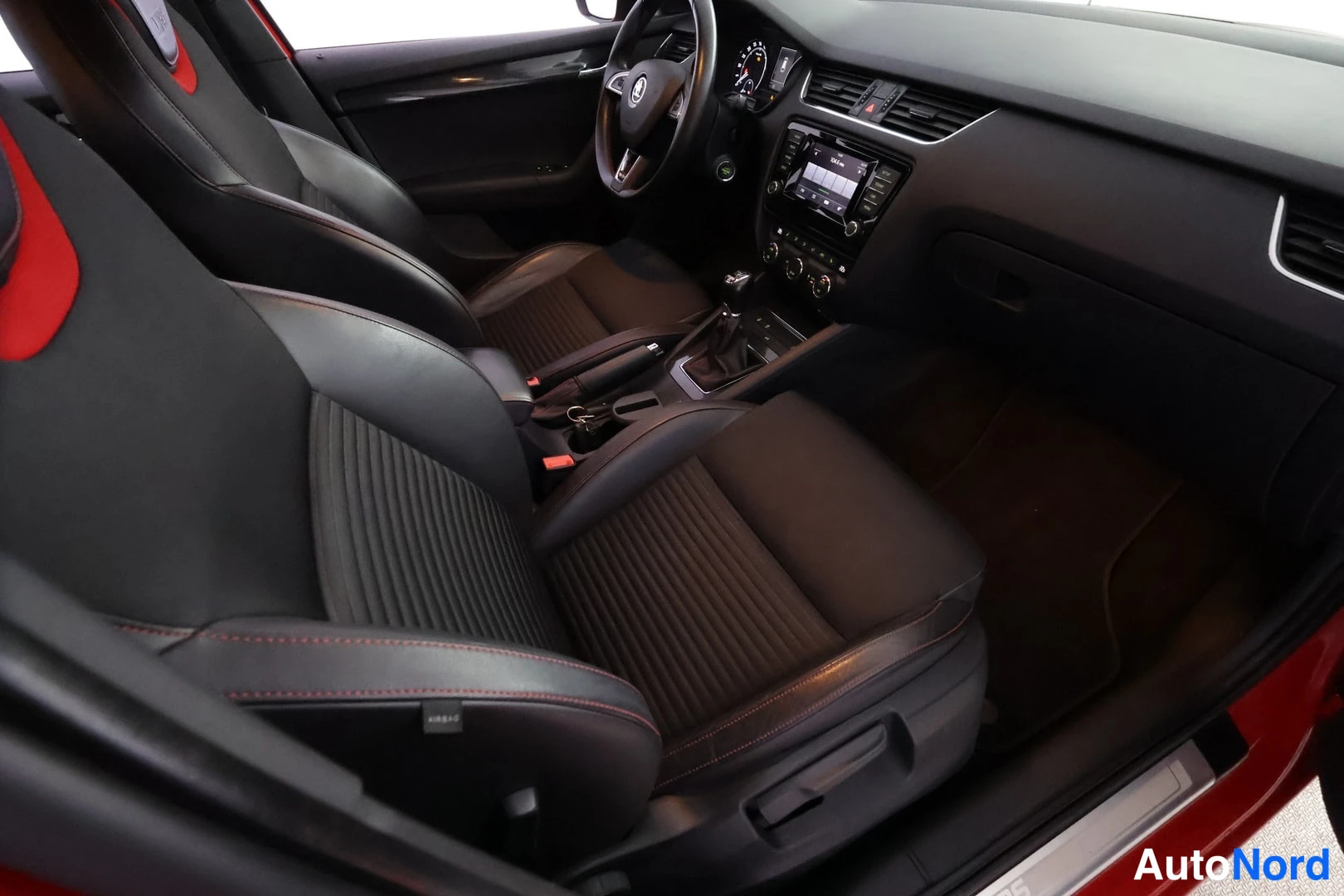 Punainen Skoda Octavia 2014, kuva 21