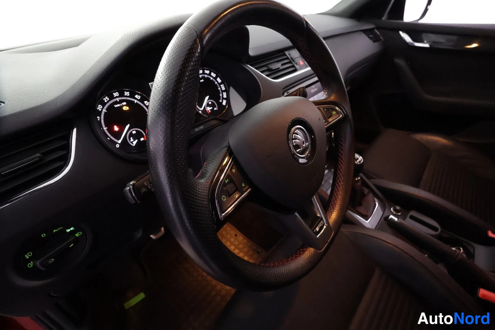 Punainen Skoda Octavia 2014, kuva 26