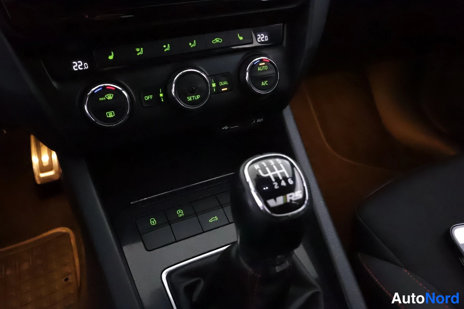 Punainen Skoda Octavia 2014, kuva 32